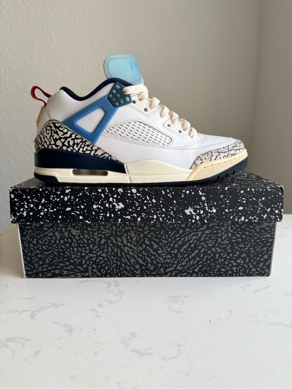 Jordan Men White/Blue/Navy Retro High-Top Sneakers